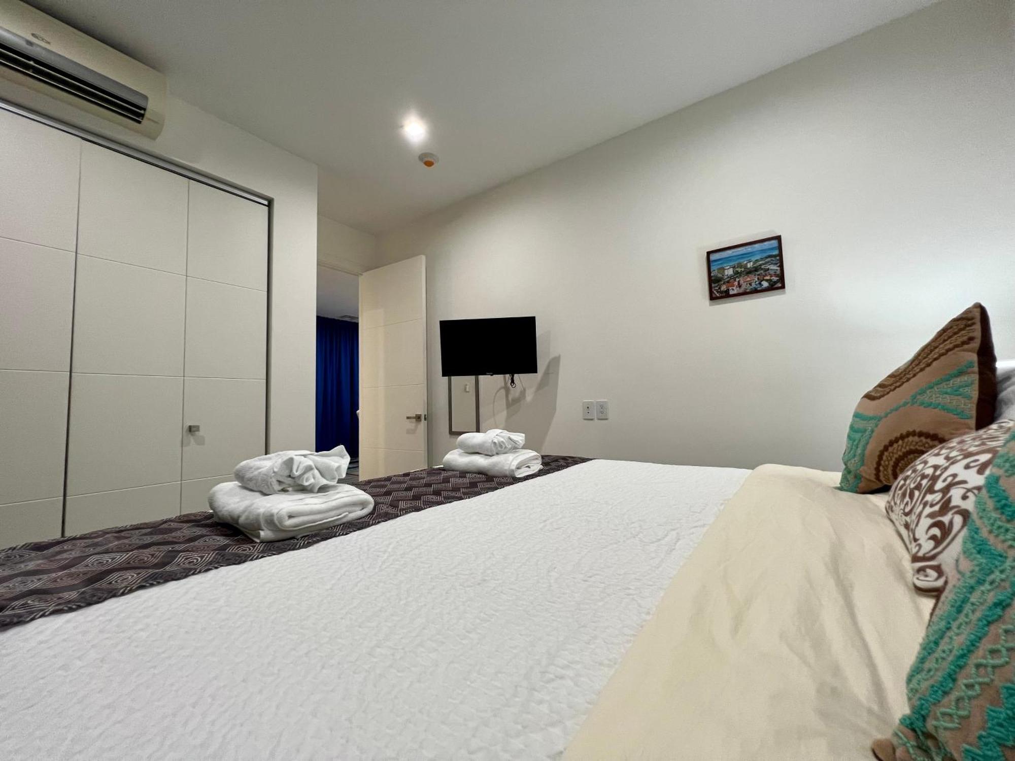 The Cove - Condo Hotel - Palm Beach Strip Phòng bức ảnh
